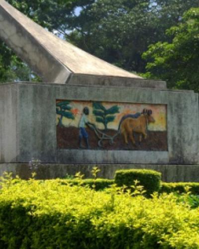 Arusha Decloration Monument mural b