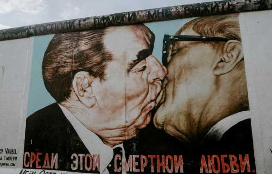 men kissing
