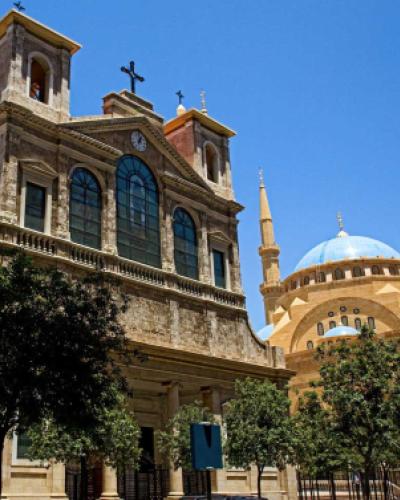 Maronite Cathedral of Saint Georges, in downtown Beirut, which was built by Bishop Joseph El Debs. Construction began in 1884 et finished in 1894. On the right, Mohamed al Amin Mosque. Previously, there was in that location a Soufi zaouia of this name. The current mosque was built in 2002.