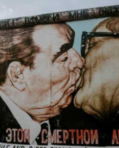 men kissing